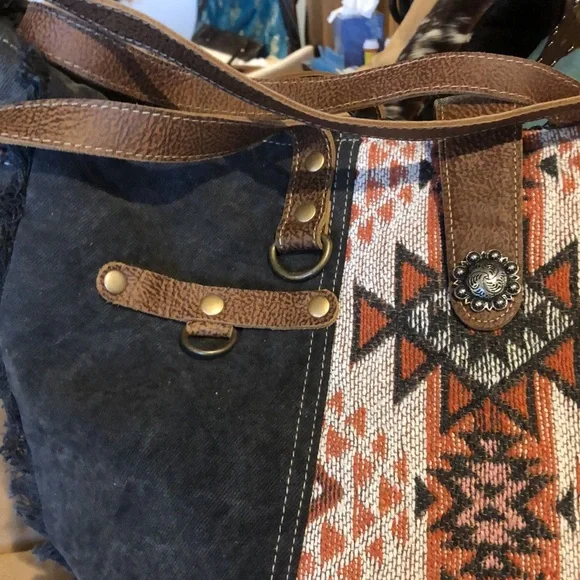 Myra weekend bag BRAND NEW W/O tags. Large or extra large weekend. - Picture 6 of 9